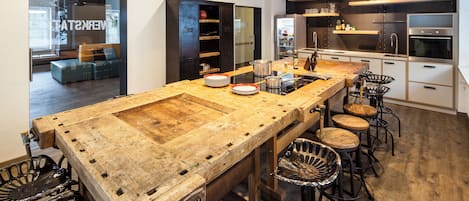 Room (4 beds) | Shared kitchen