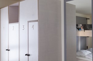 Habitación (4 beds) | Ropa de cama hipoalergénica, sistema de insonorización, wifi gratis