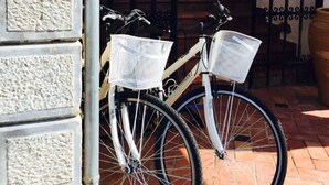 Een fiets geparkeerd buiten een gebouw met een bord waarop staat 'Porto Malese'.