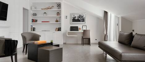 Business Suite | 1 bedroom, minibar, in-room safe, desk