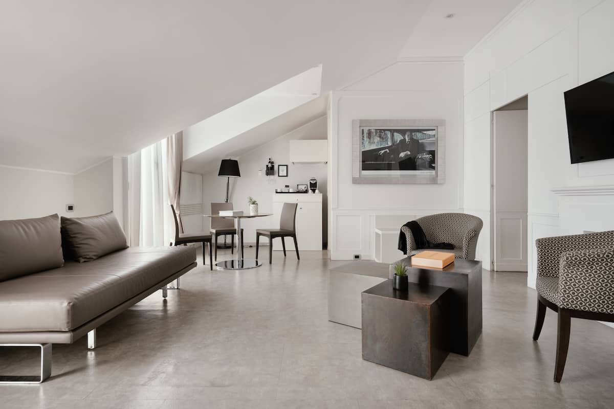 Business Suite | 1 bedroom, minibar, in-room safe, desk