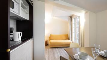 Apartemen, 2 kamar tidur | Area keluarga | Televisi layar datar 80-cm dengan saluran TV digital dan TV