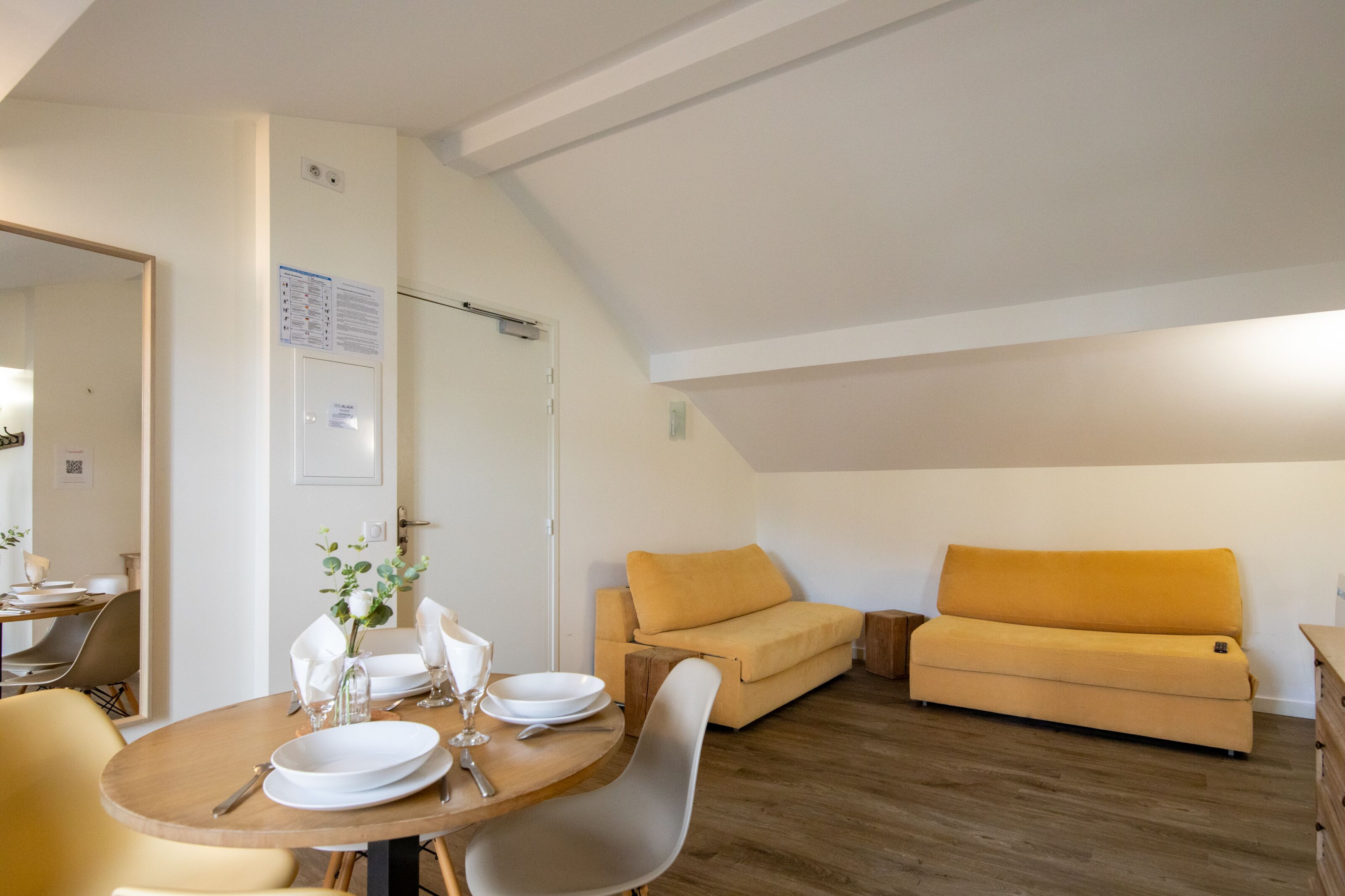 superior apartment, 1 bedroom | living area | 80-cm flat-screen tv with digital channels, tv