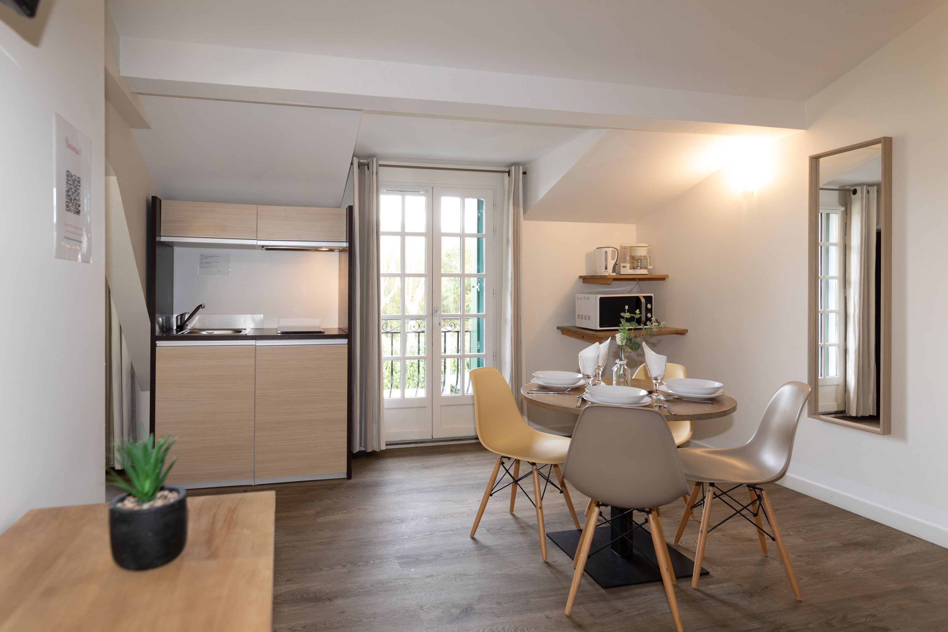 superior apartment, 1 bedroom | living area | 80-cm flat-screen tv with digital channels, tv