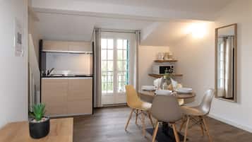 Appartement Supérieur 1 Chambre | Coin séjour | Télévision à écran plat de 80 cm avec chaînes numériques, télévision