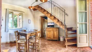 Family Suite, Multiple Beds | Living room | 21-inch TV with digital channels