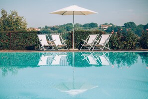 Seasonal outdoor pool, pool umbrellas, pool loungers - Casale Cardini (Foiano della Chiana)