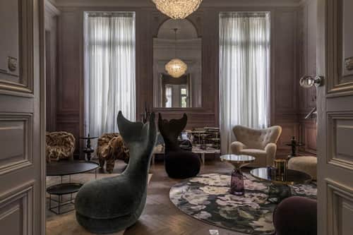 Lobby lounge