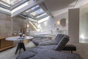 Crazy Room  | Bathroom | Combined shower/tub, rainfall showerhead, free toiletries, hair dryer - Yndo Hotel (Bordeaux)