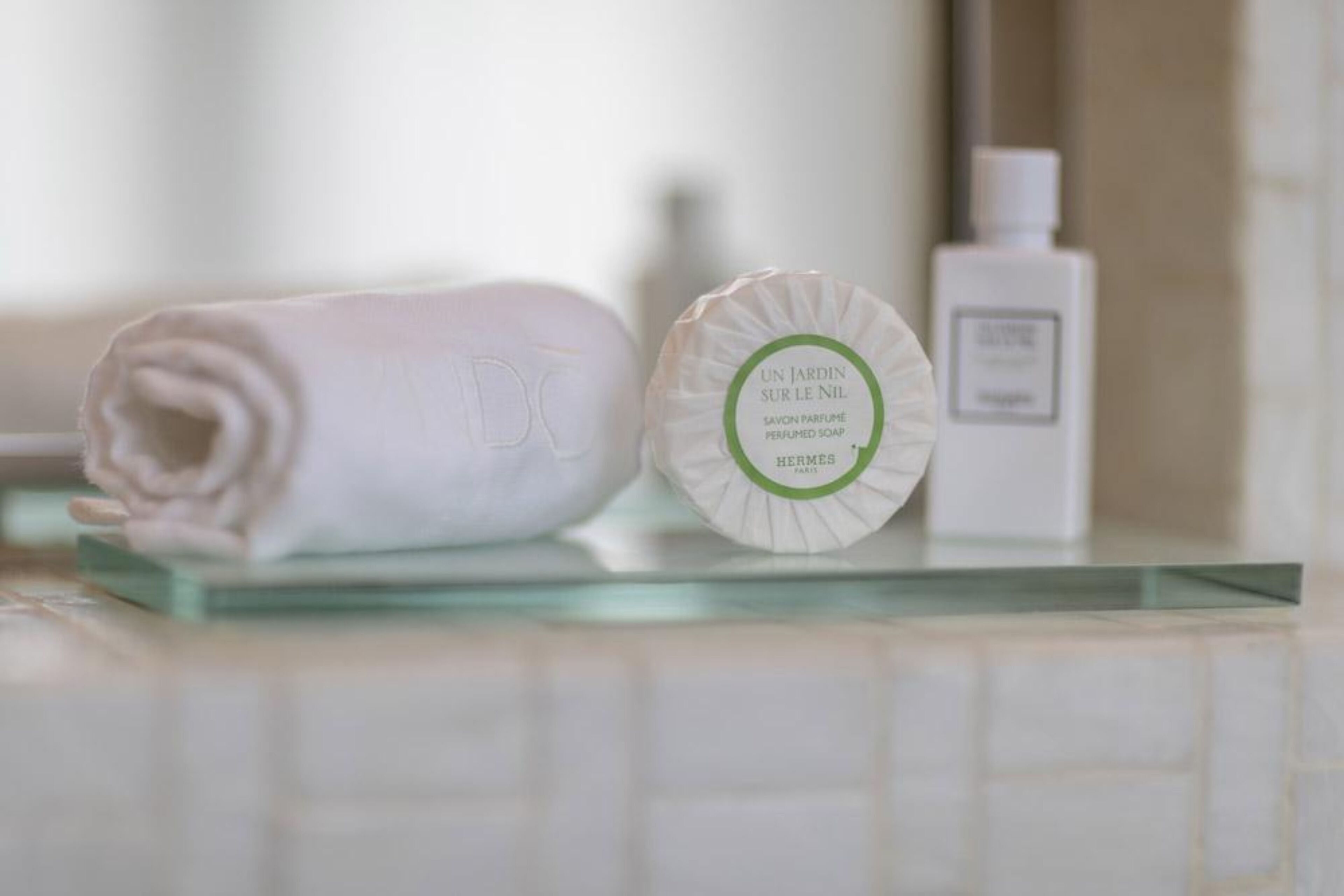 combined shower/bathtub, rainfall showerhead, free toiletries