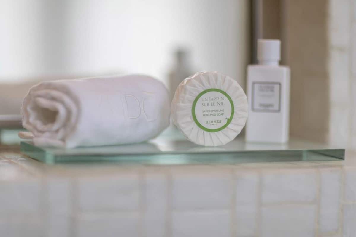 combined shower/bathtub, rainfall showerhead, free toiletries