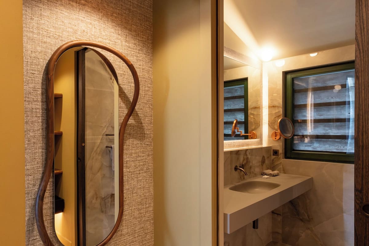 crazy room  | bathroom | combined shower/bathtub, rainfall showerhead, free toiletries