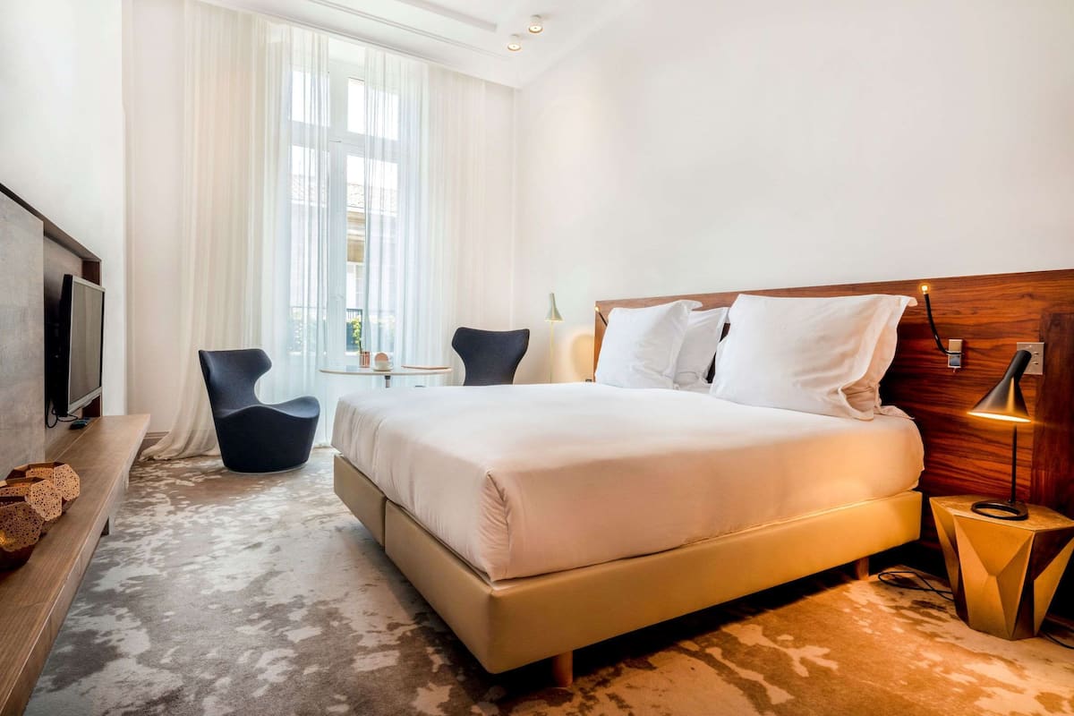 cosy room | premium bedding, minibar, in-room safe, blackout curtains