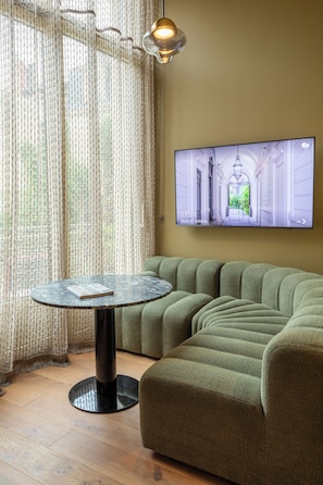 Crazy Room | Living area | Flat-screen TV, books - Yndo Hotel (Bordeaux)