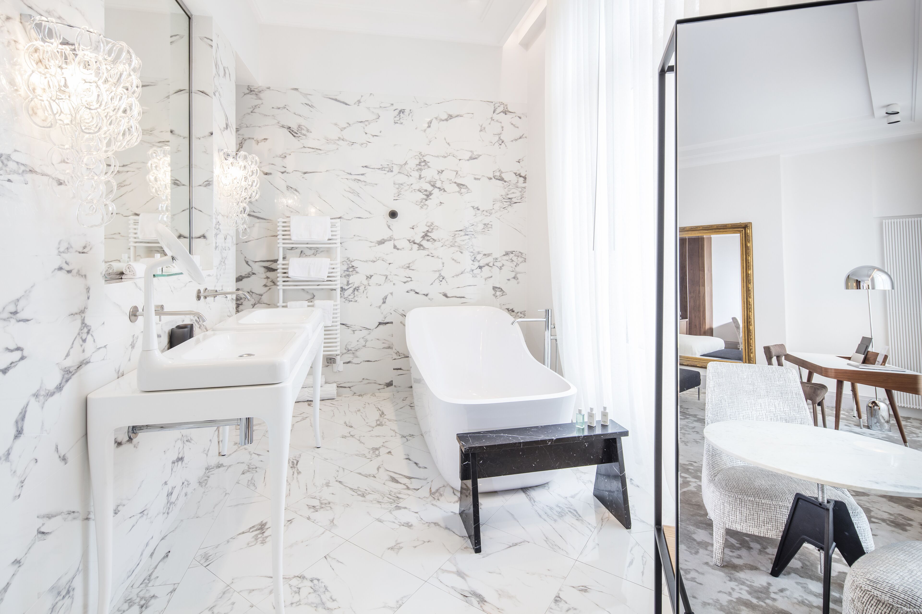 so chic suite  | bathroom | combined shower/bathtub, rainfall showerhead, free toiletries