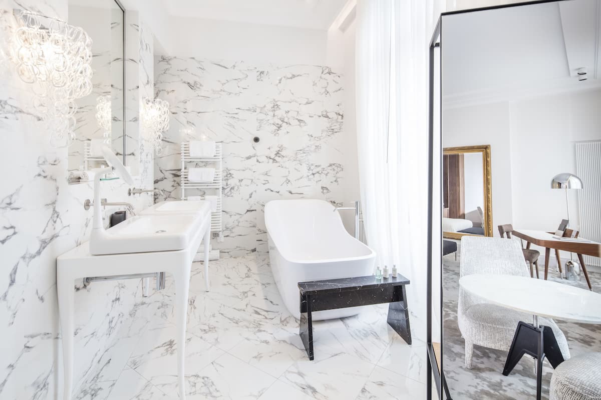 so chic suite  | bathroom | combined shower/bathtub, rainfall showerhead, free toiletries