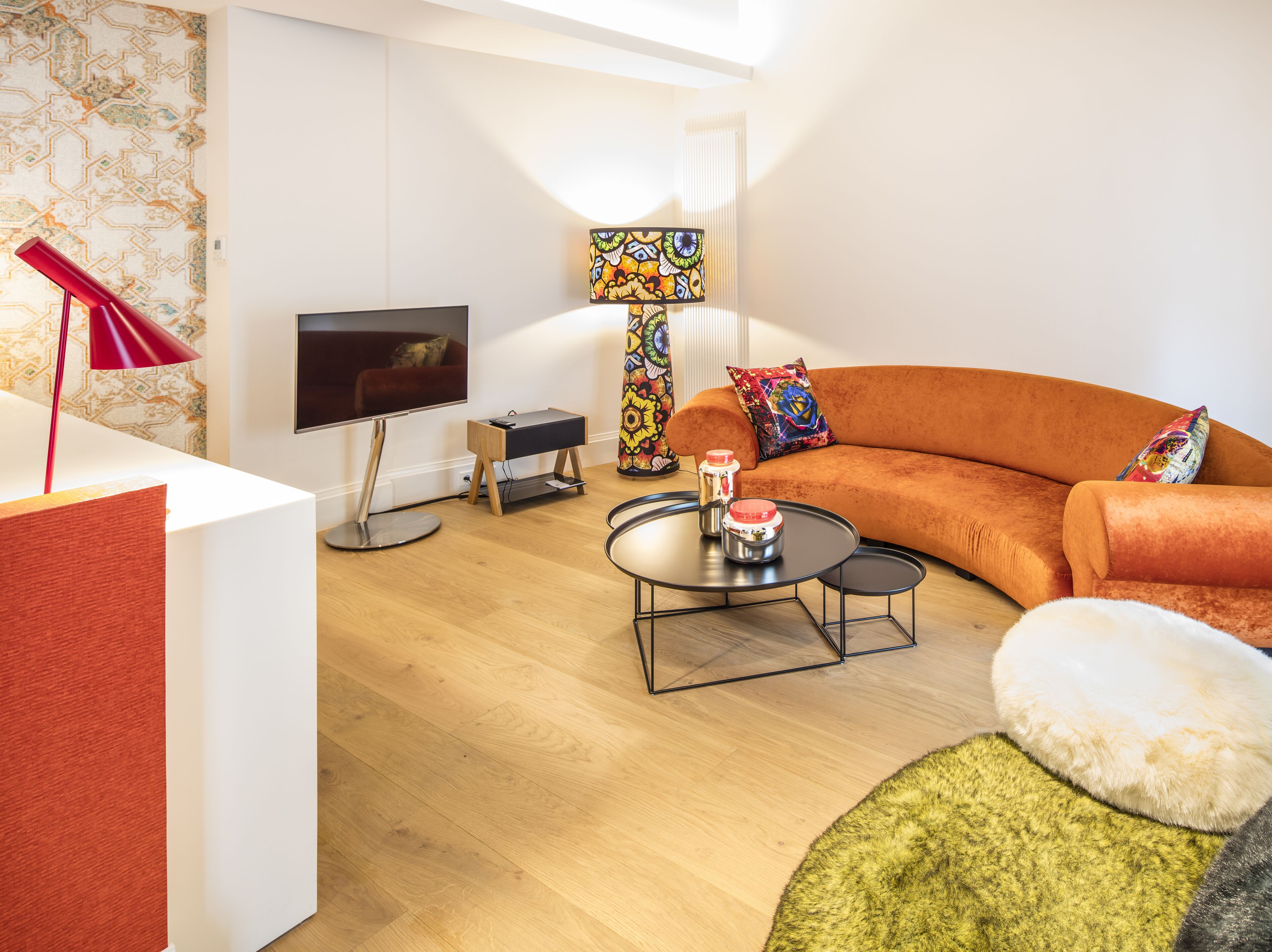 yndo suite  | living area | flat-screen tv, books