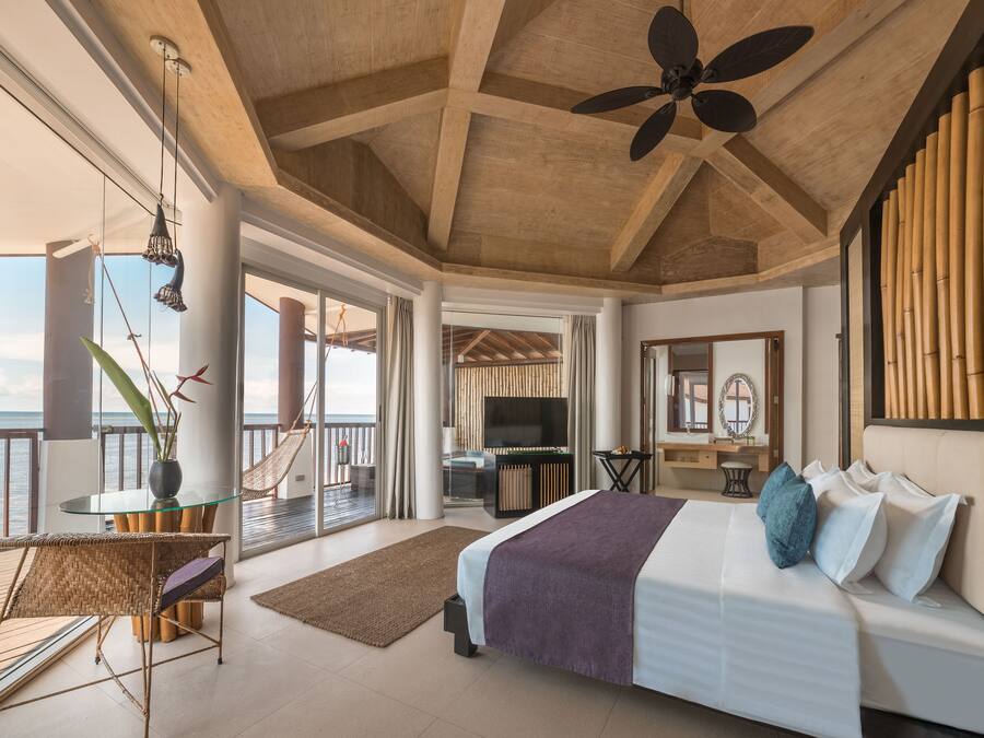 Water Villa | Een kluis op de kamer, een bureau, een laptopwerkplek