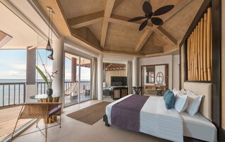 Caja de seguridad en la habitación y escritorio 