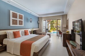 Pool Access | Caja de seguridad en la habitación y escritorio 