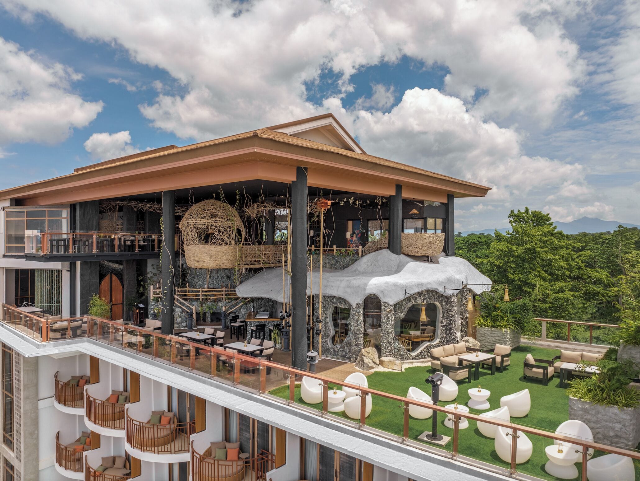 3 restaurants, breakfast, lunch, dinner served; asian cuisine