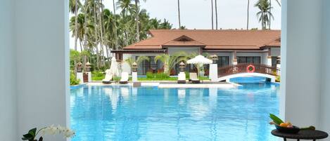 Pool Access | 1 bedroom, in-room safe, desk, laptop workspace