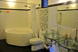 Super Deluxe Cabana | Bathroom | Shower, free toiletries, hair dryer, towels - Hotel Flower Garden (Unawatuna)