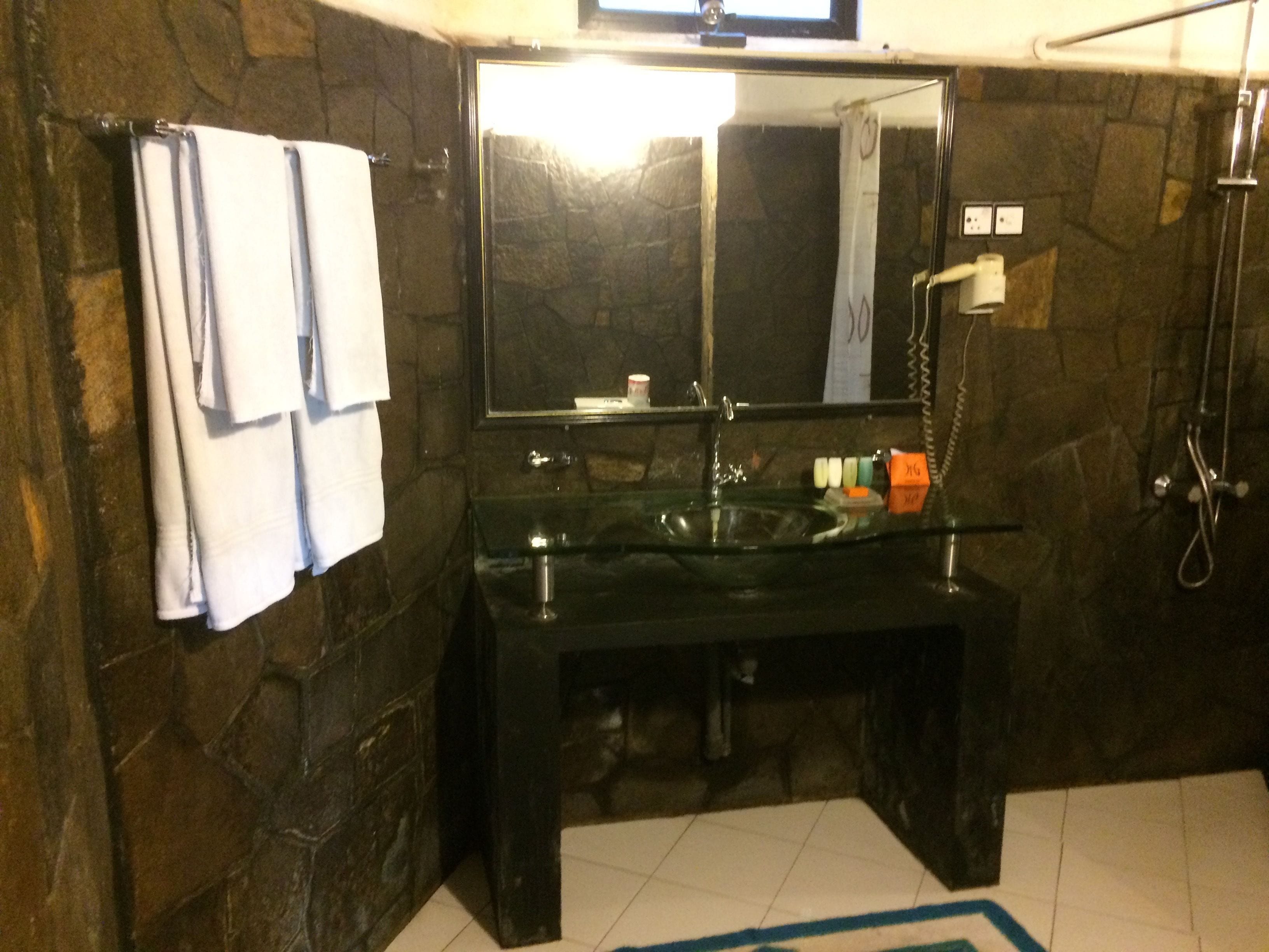 deluxe cabana | bathroom | shower, free toiletries, hair dryer, towels