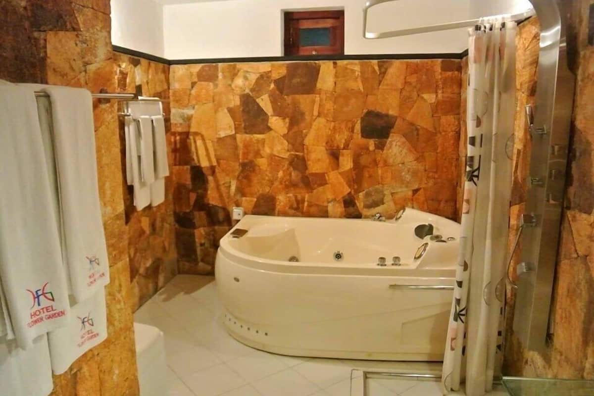 super deluxe cabana | jetted bathtub