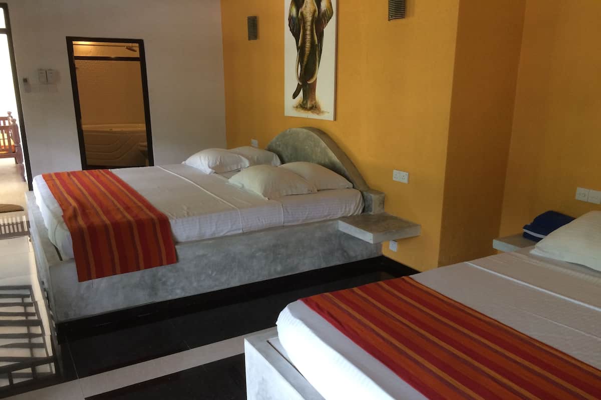 Family Room | Een minibar, een kluis op de kamer, een bureau, gratis wifi