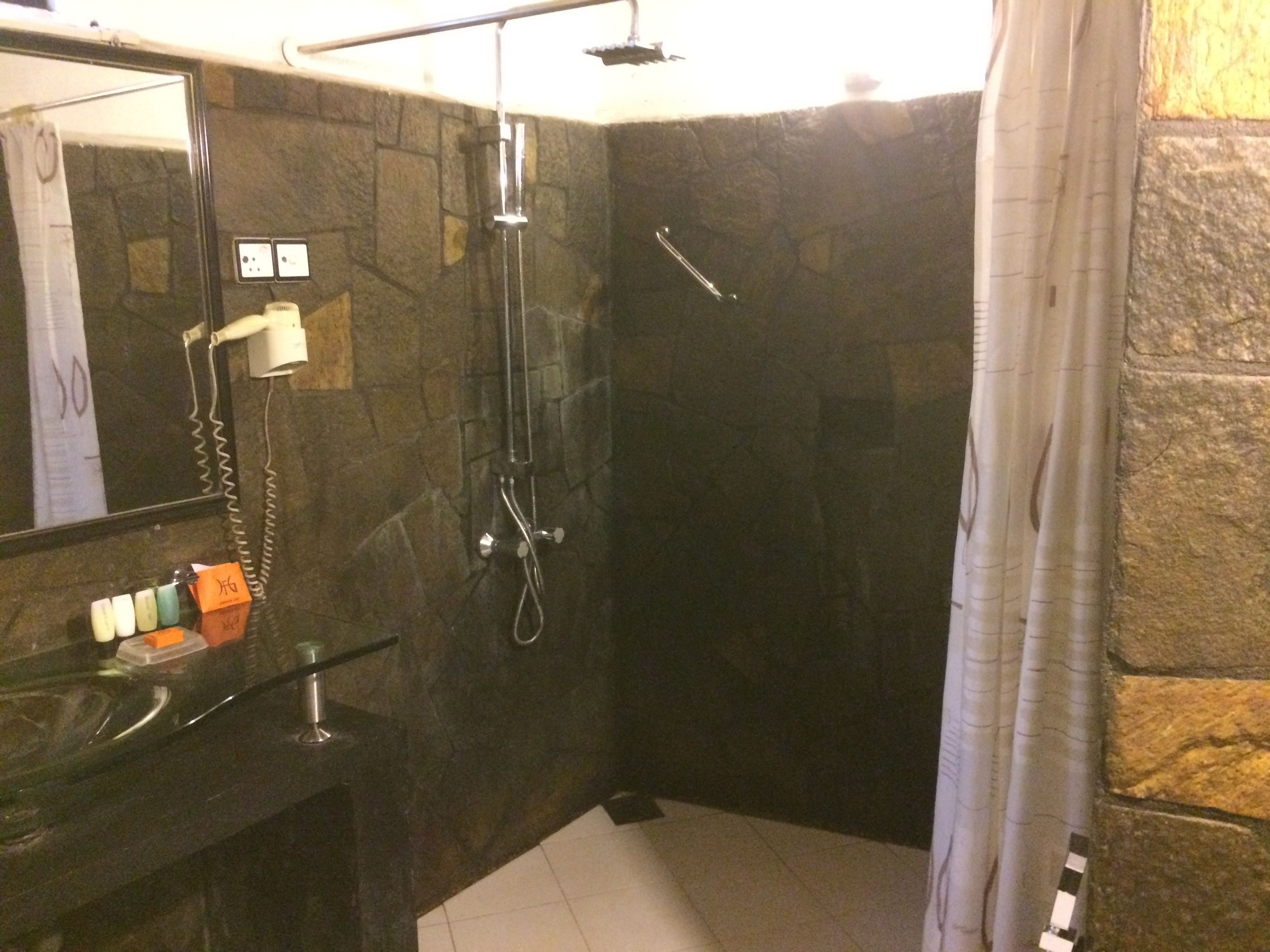 deluxe cabana | bathroom | shower, free toiletries, hair dryer, towels