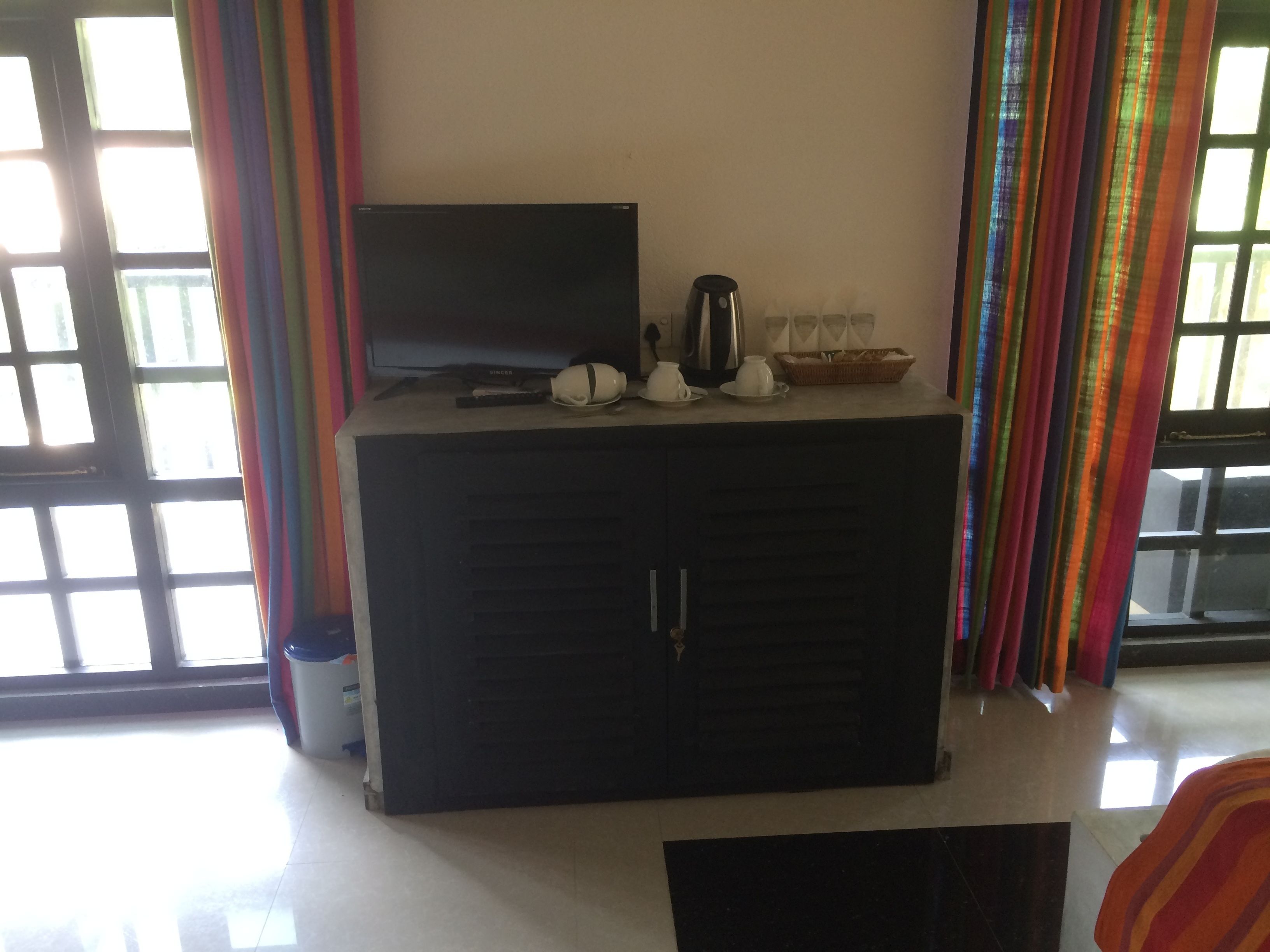 family room | minibar, in-room safe, desk, free wifi