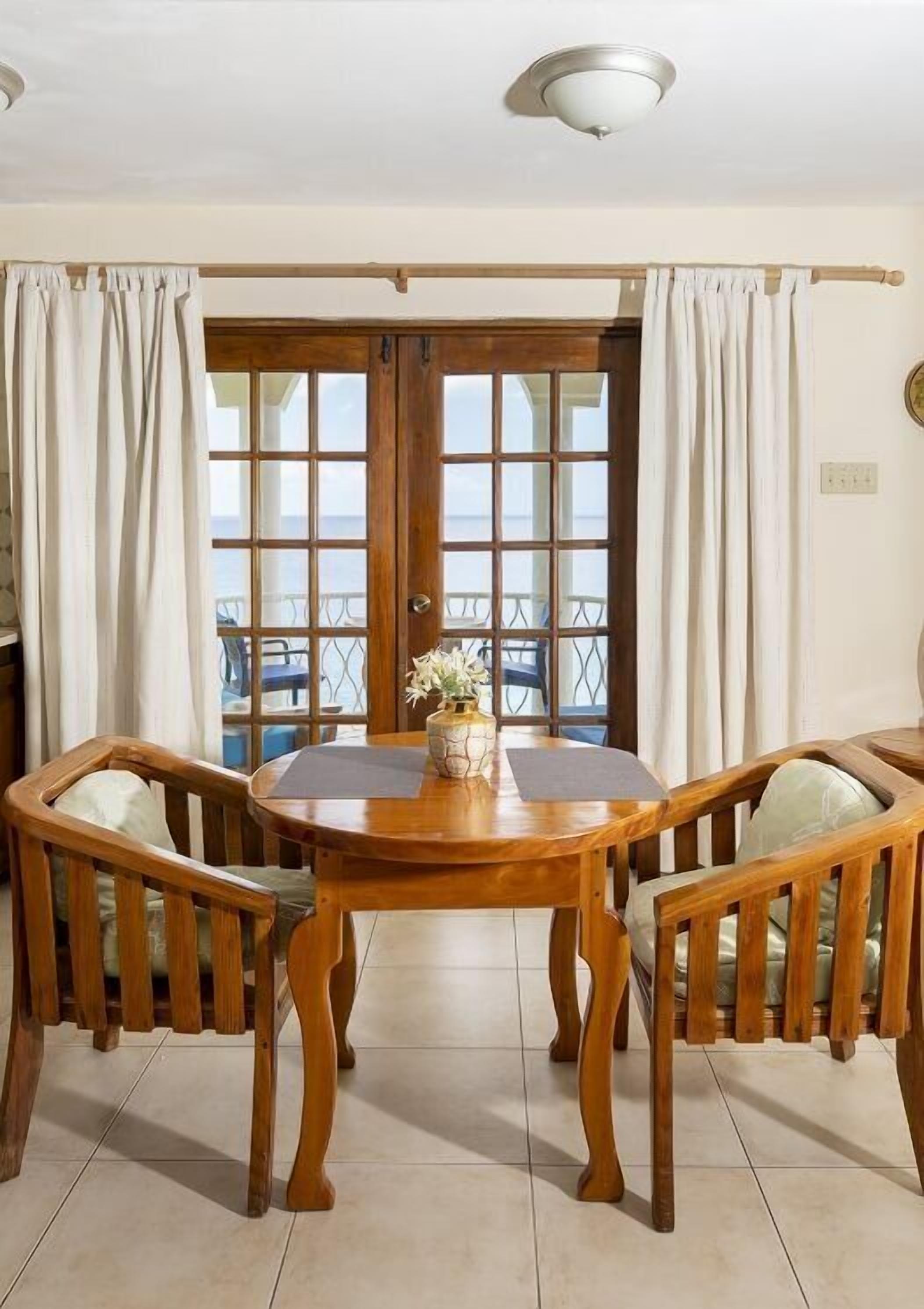 Suite – deluxe, 1 soverom, balkong, havutsikt (Upper Floor, Venus) | Oppholdsområde | En 34-tommers TV med digitale kanaler