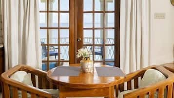 Suite – deluxe, 1 soverom, balkong, havutsikt (Upper Floor, Venus) | Oppholdsområde | En 34-tommers TV med digitale kanaler