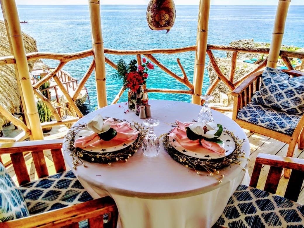 Breakfast, lunch, dinner served; international cuisine 