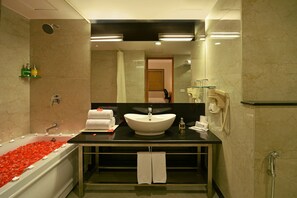Suíte standard | Banheiro | Produtos de toalete grátis, secador de cabelo, bidê, toalhas de banho
