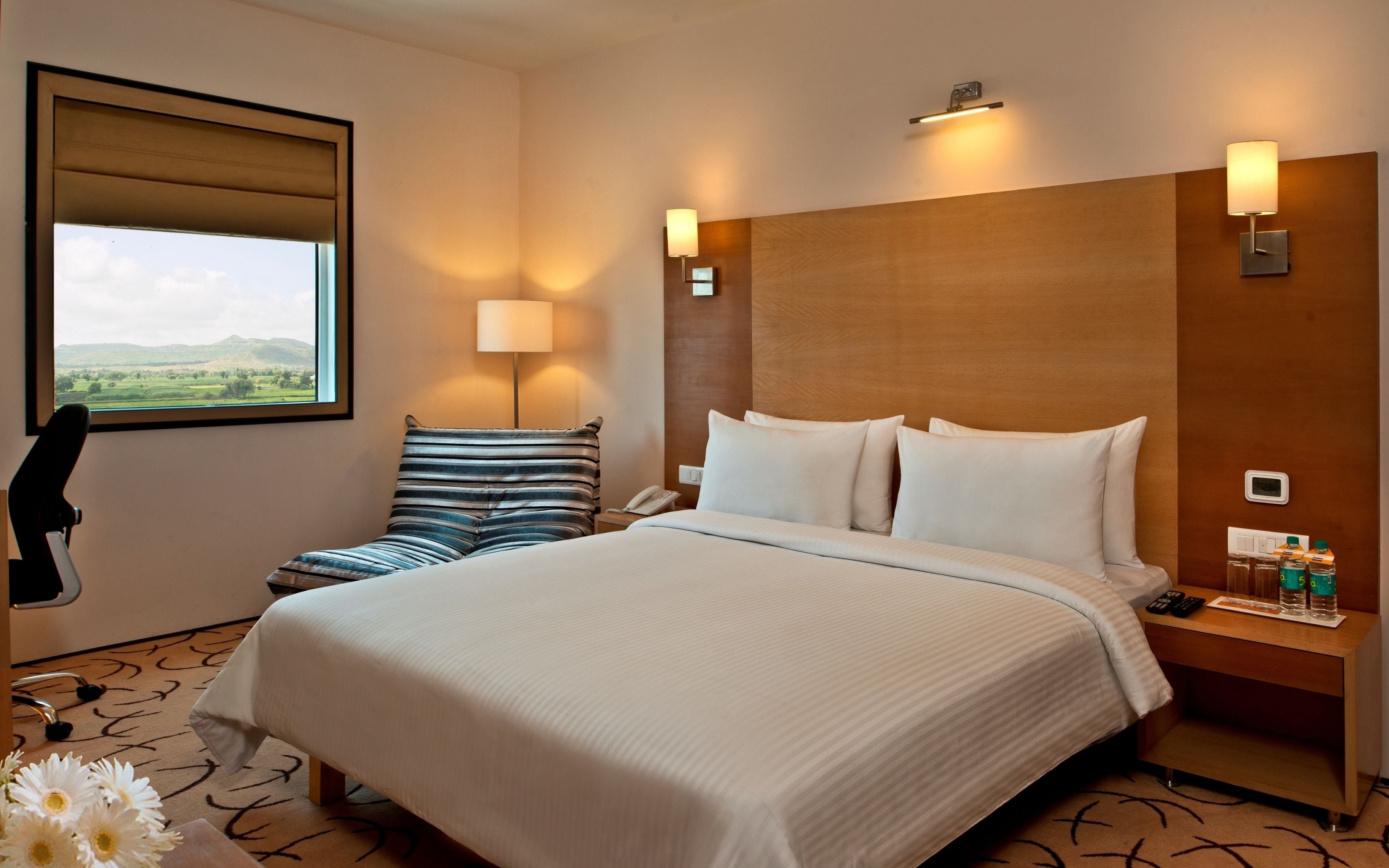 Hochwertige Bettwaren, Zimmersafe, Schreibtisch, Bügeleisen/Bügelbrett