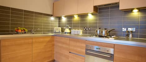 Frigorifero, microonde, forno, piano cottura