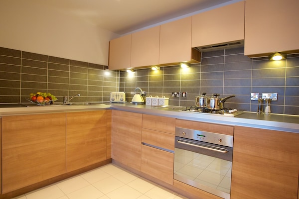Lemari es, microwave, oven, dan kompor