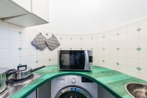 Appartement, 1 très grand lit et 1 canapé-lit, vue mer, dans les dépendances | Cuisine privée