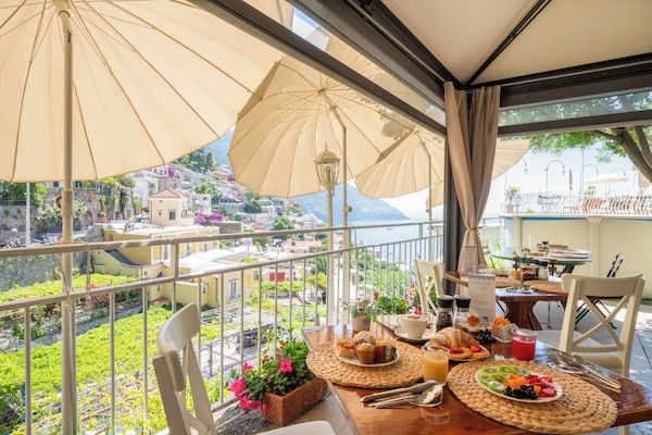 Petit déjeuner buffet servi tous les jours en supplément