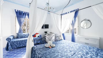 Appartement, 1 kingsize bed met slaapbank, uitzicht op zee, bijgebouw | Hypoallergeen beddengoed, donsdekens, een kluis op de kamer, een bureau