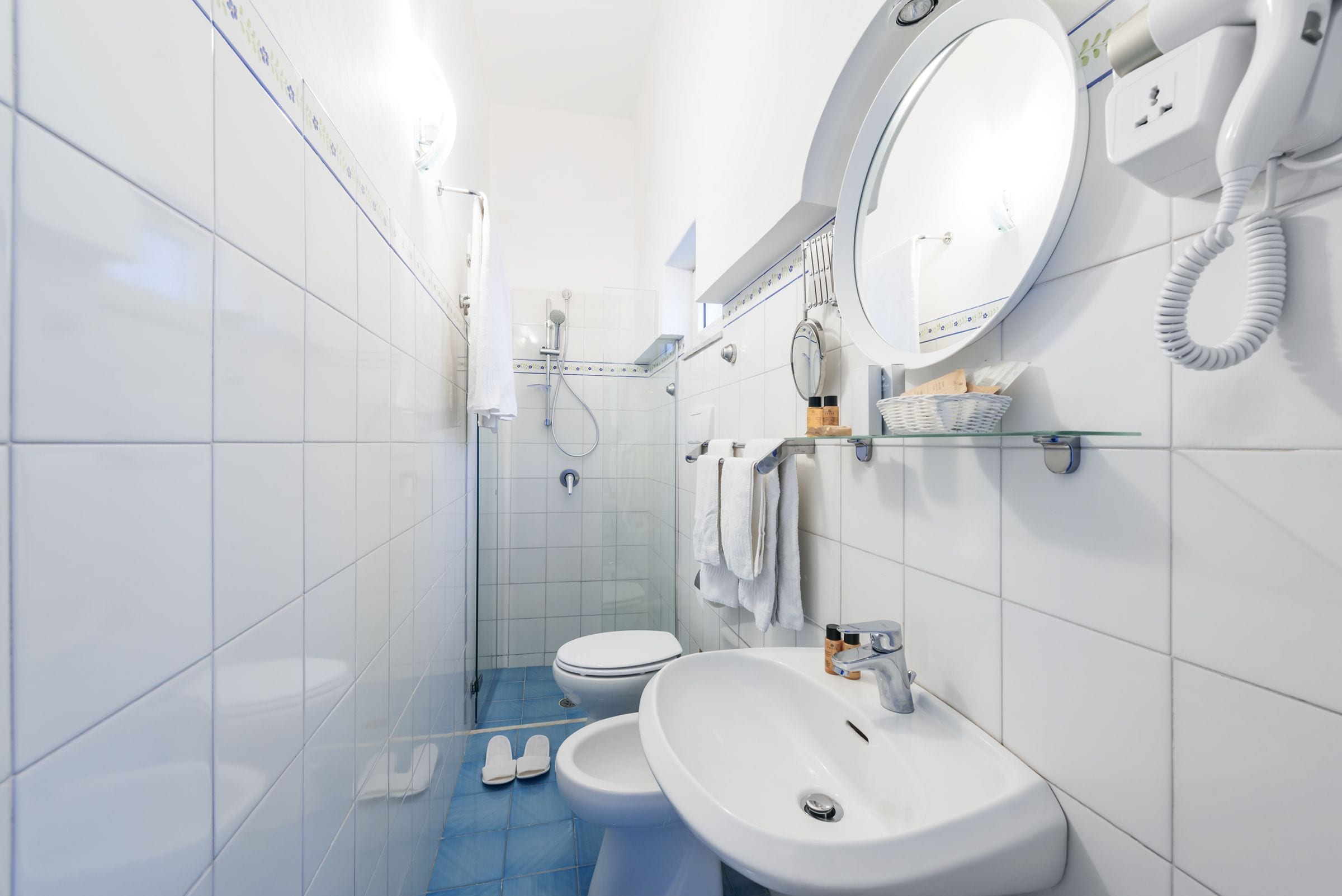 Ein modernes Badezimmer mit Toilette, Bidet und Waschbecken.