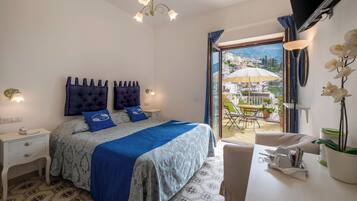 Hypo-allergenic bedding, down duvets, in-room safe, desk