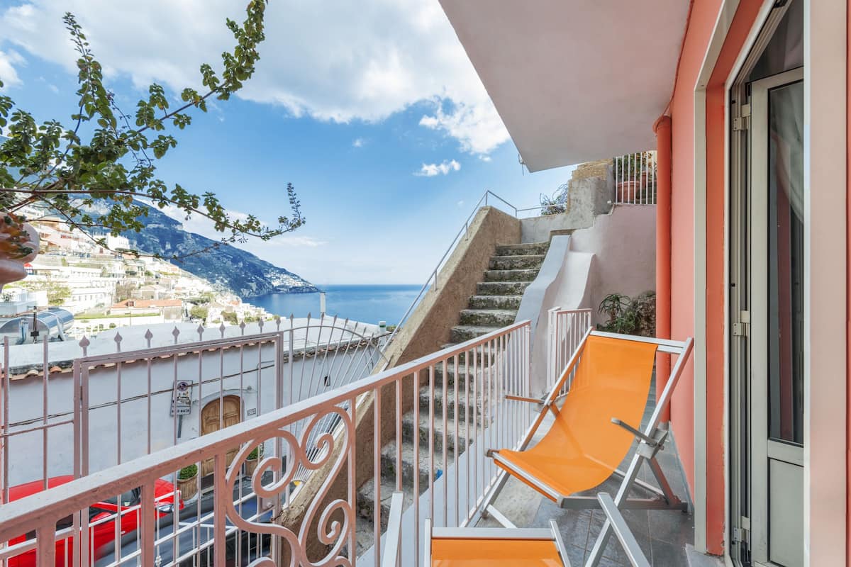 Standaard appartement, 1 slaapkamer, balkon, gedeeltelijk uitzicht op zee | Kameruitzicht