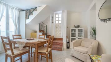 Economy Apartment, 1 King Bed, City View, Annex Building | Living area