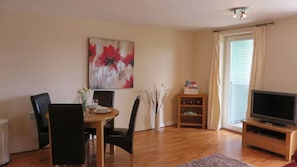 Apartment, 1 Bedroom | In-room dining