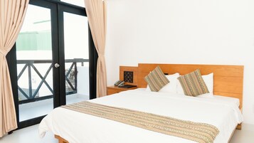 Minibar, caja de seguridad en la habitación y escritorio 