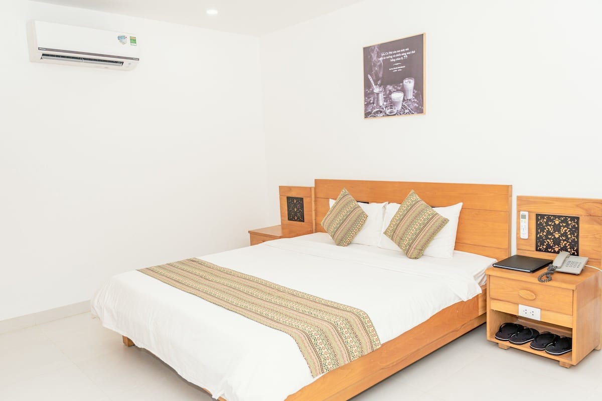 standard double room | 1 bedroom, minibar, in-room safe, desk