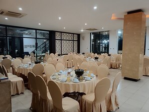 Breakfast, lunch and dinner served -  Trung Nguyen Coffee Resort (Buon Ma Thuot)